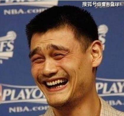 由于太像姚明的经典笑脸,胡金秋还被网友戏称为"胡姚明".