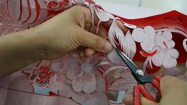 尹秀凤剪纸作品 一张平平无奇的纸,在剪纸手艺人的手里能变成,会飞的