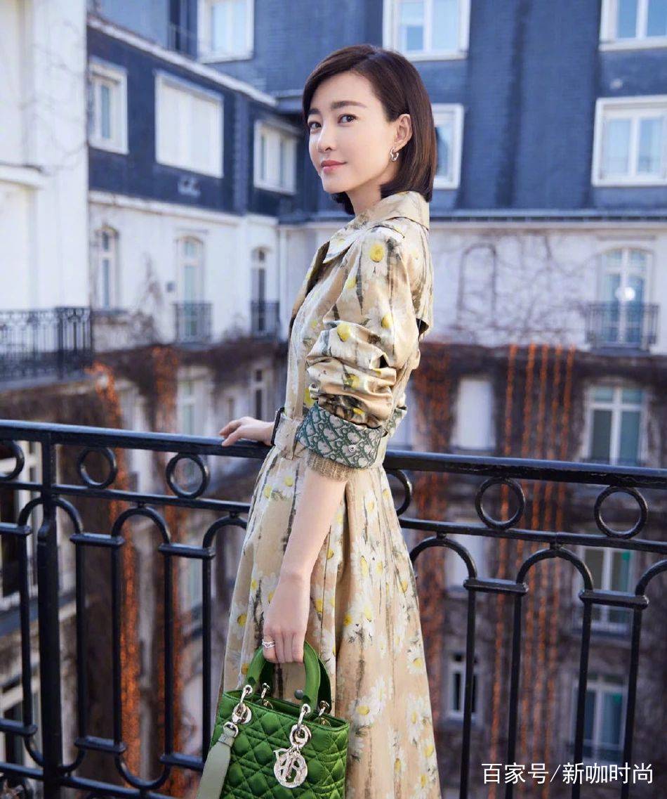 原创王丽坤真会穿,"小雏菊"风衣优雅大方,"波波头"发型更是减龄