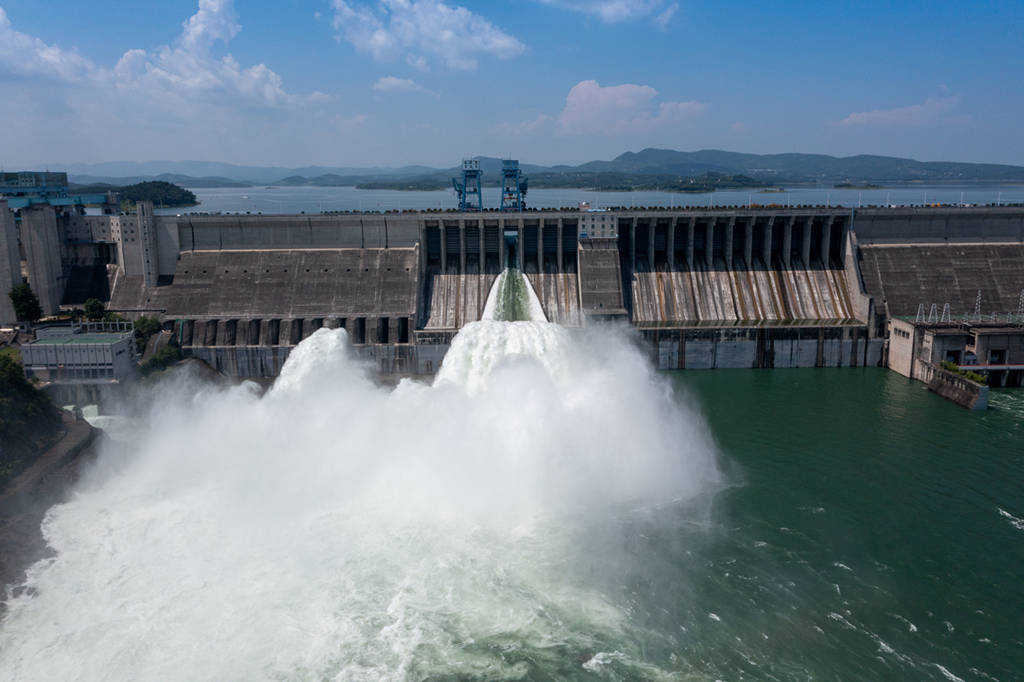 湖北丹江口水库2021年首次开闸泄洪