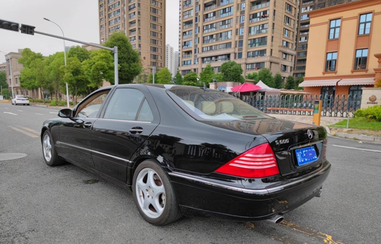 于是一时任性买了这辆黑色奔驰s600,2004款车型,同年上牌,至今跑了16