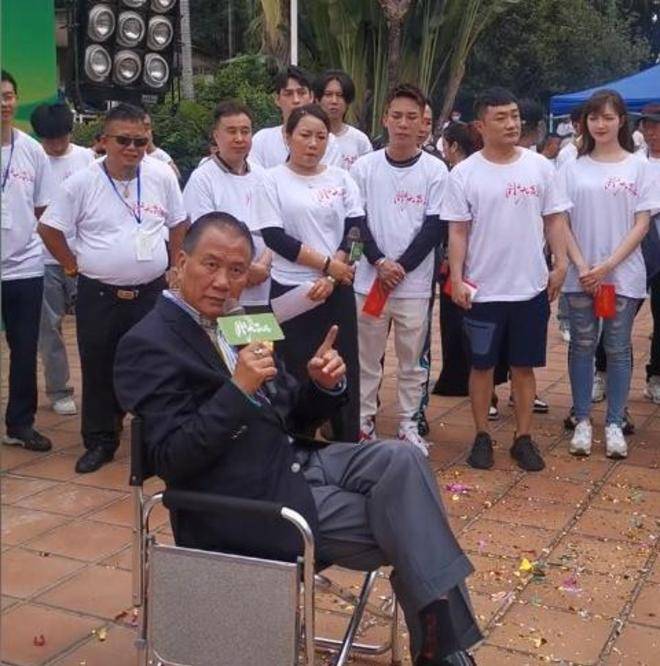 万梓良商演再惹争议拿蛋糕砸女生脸上不但不道歉还满脸笑容