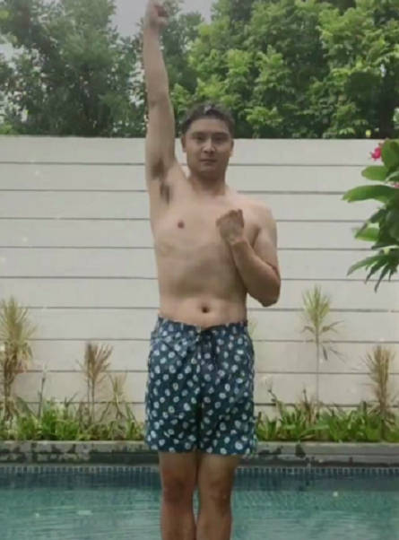 原创田亮罕见秀跳水,动作专业身姿挺拔,肌肉明显气势足