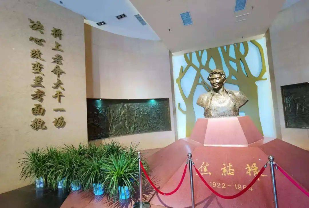17 日,鑫苑服务党总支组织 160余位中高层干部 前往兰考焦裕禄纪念园