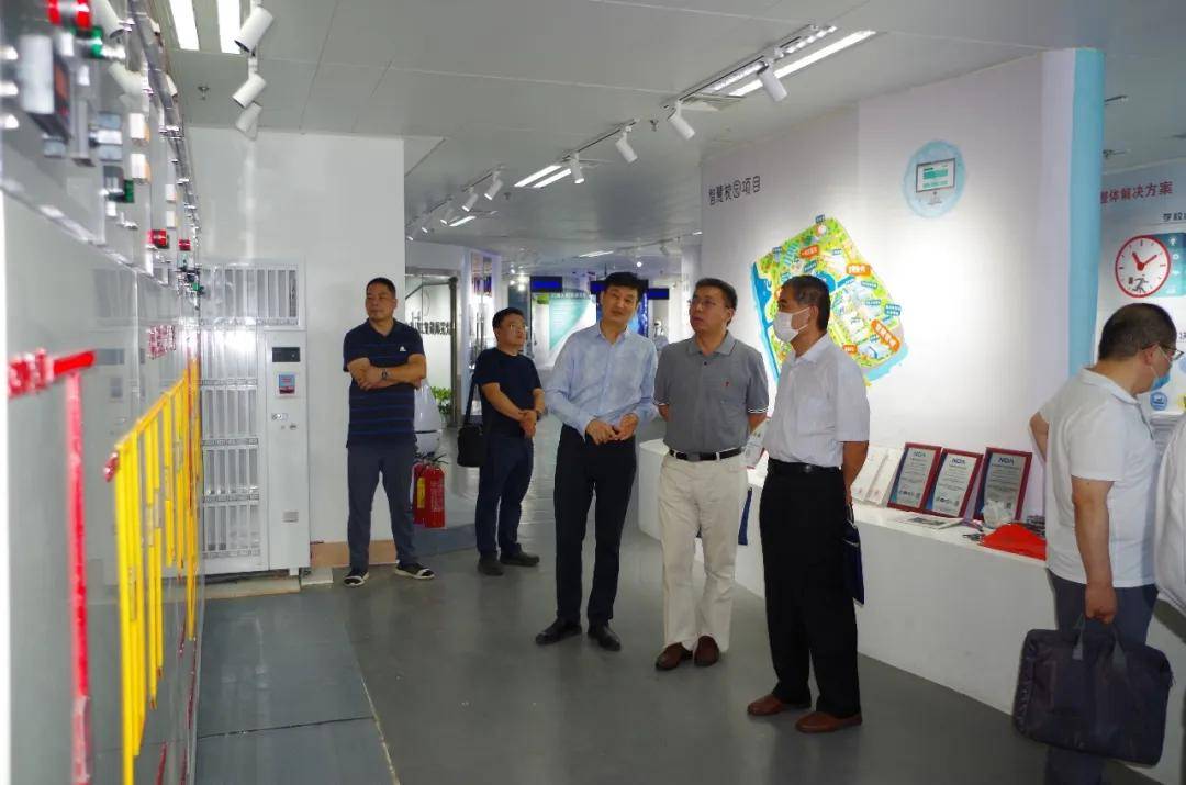 河南省科技厅科技发展战略研究所所长张会峰一行参观展览馆