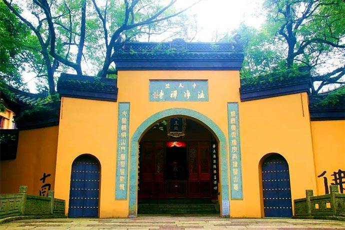 法净禅寺昔谓中天竺寺,位于灵隐寺之南,天竺山之稽留峰下,四周群山