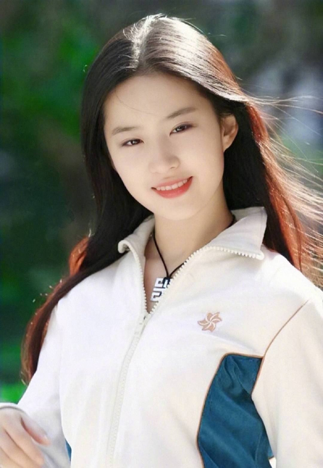原创刘亦菲十七岁时的运动服旧照曝光,这盛世美颜,是神仙姐姐没错了
