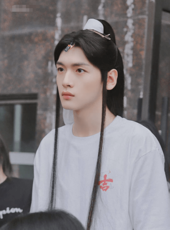 原创《天官赐福》定妆照,头绑廉价布条被吐槽,网友:还不如鹿晗来演!