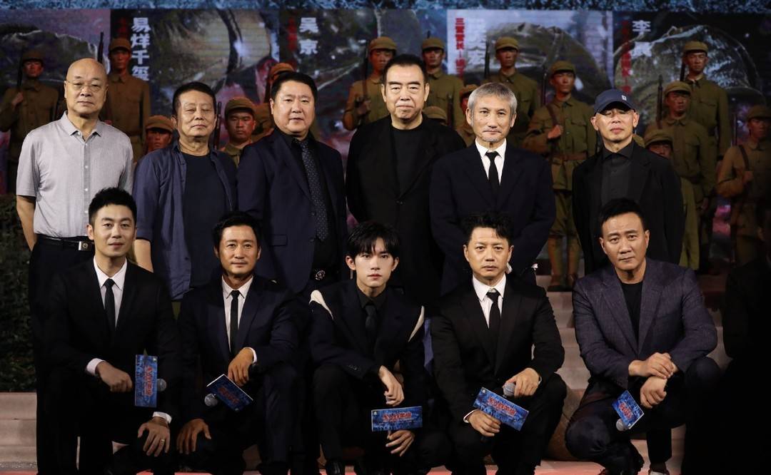 站在易烊千玺后排的是三位导演:徐克,林超贤和陈凯歌为了拍摄《长津湖