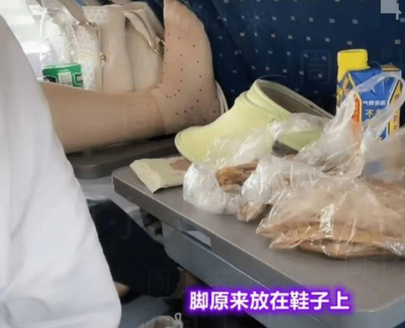 原创女子高铁上把臭脚放桌子上,旁边男孩吃东西,臭味蔓延车厢:我花钱
