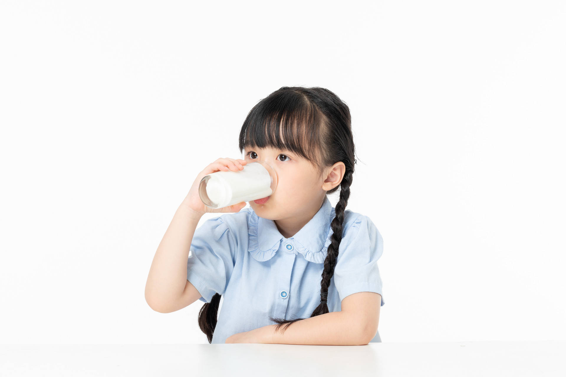 这时候一杯高蛋白高钙的牛奶,就能够给孩子补充蛋白质,让孩子早上精力