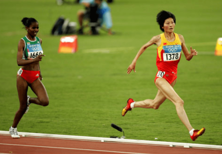 以为套圈目送中国选手夺金04年奥运万米长跑邢慧娜逆袭