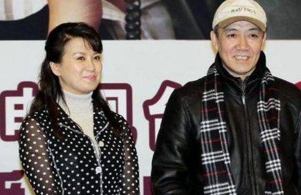 59岁李幼斌全家照,二婚妻子背景显赫,对前妻感念送车又买房