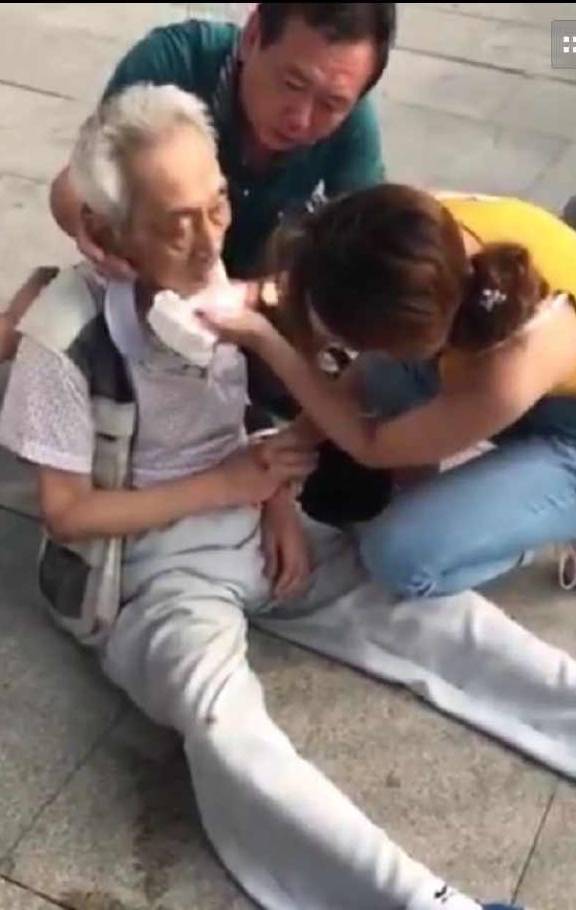 原创最美女大学生!跪地救老人错过火车 事后拒绝家属酬谢