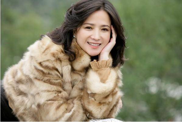 原创四大名著演全的古典美女何晴和许亚军离婚得脑瘤后的现状