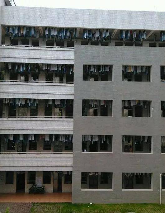 中山实验中学侨中一个宿舍一般住9-10人,宿舍的花洒不出热水只出冷水