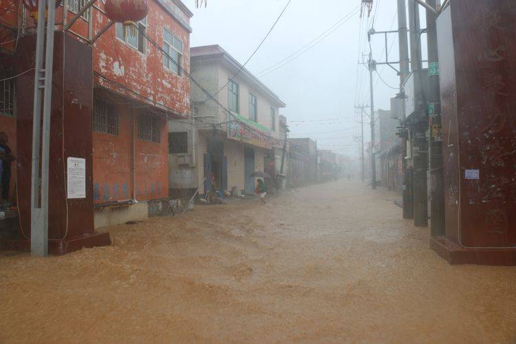 巩义市回郭镇干部群众齐心协力抗击7.20特大暴雨灾害
