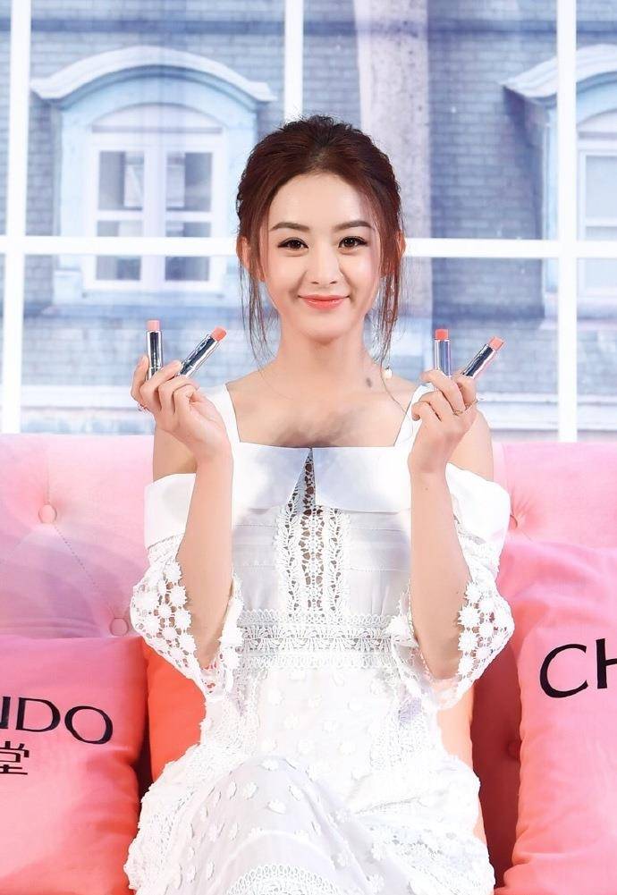 赵丽颖的圆脸真适合"中分刘海",修饰脸部线条,配裙子美成公主