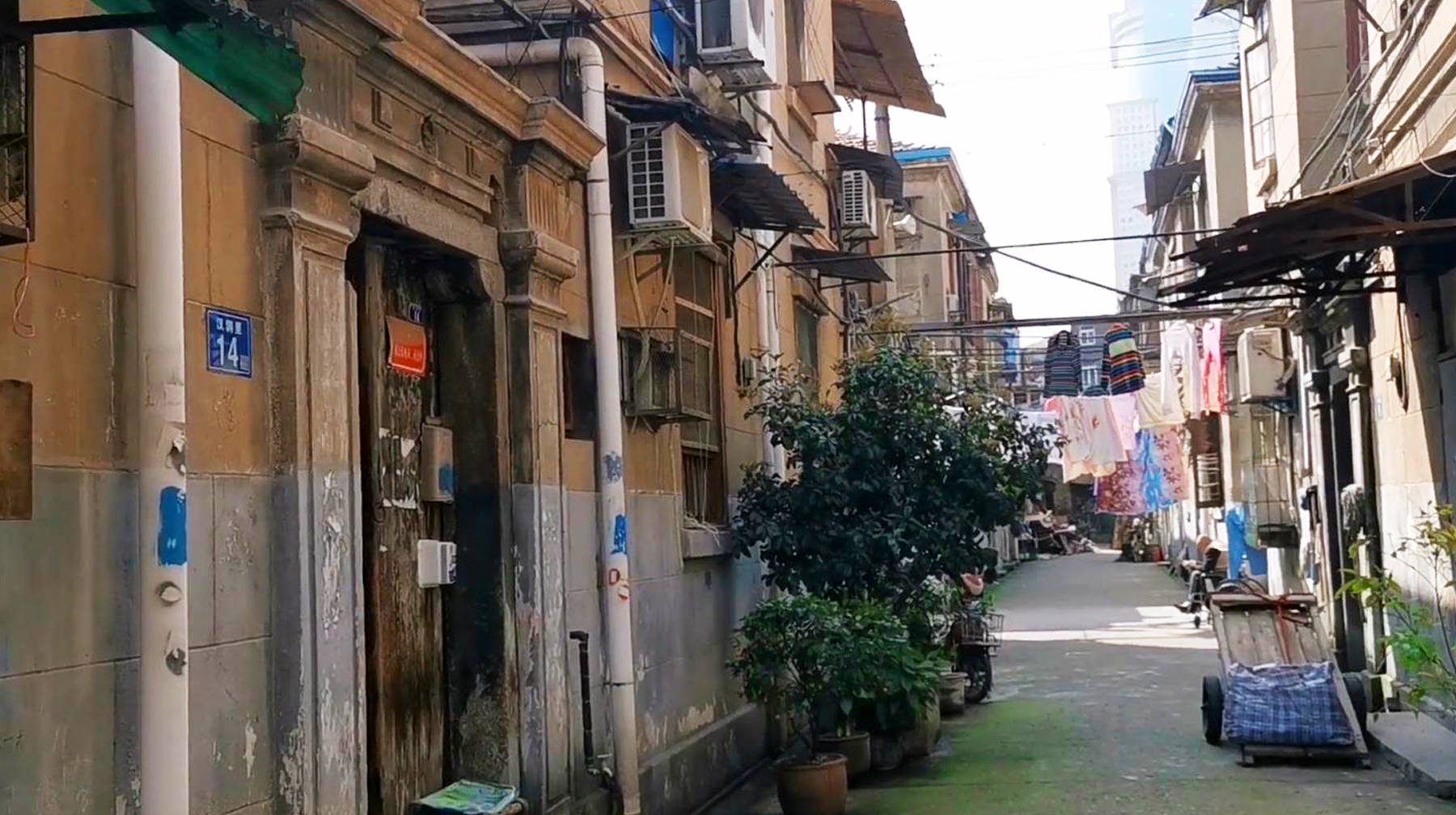 这个反差的景象,来自马路一侧的美术馆和另一侧的汉润里,美术馆是妥妥