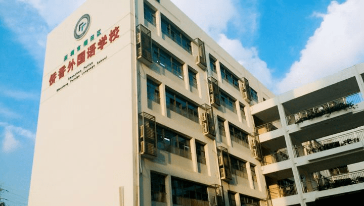 首次招生办学,由于2020年校区建设还没完全建好,当时是在梅园小学校舍
