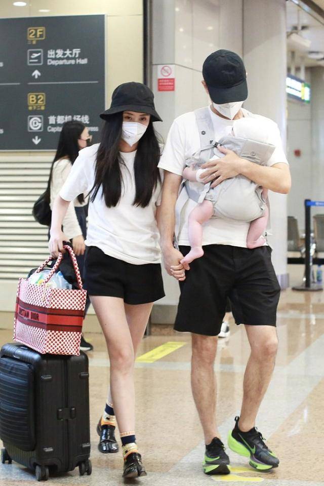 李光洁带着老婆孩子走机场,虽然手抱着娃,仍不忘牵着媳妇