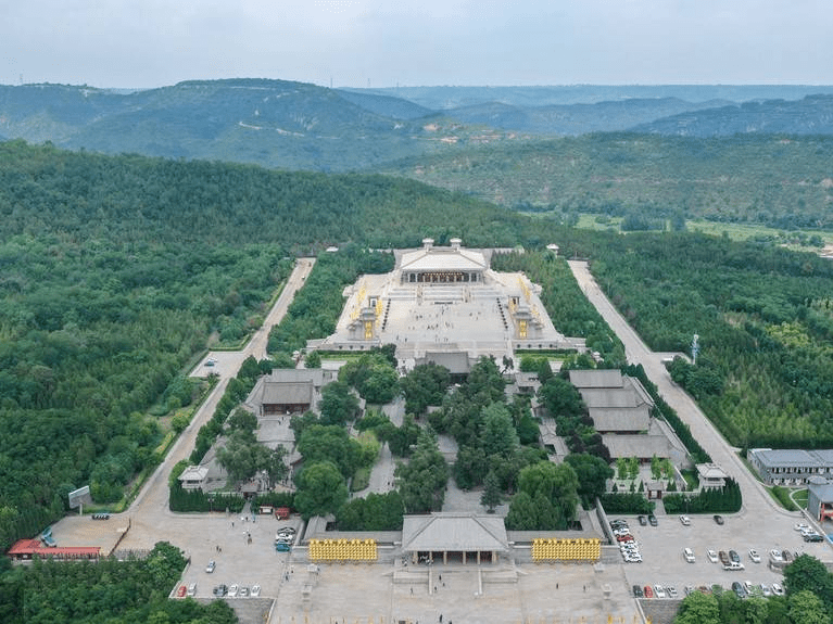 是轩辕黄帝的陵寝,是《史记》记载的黄帝陵,位于陕西省延安市黄陵县