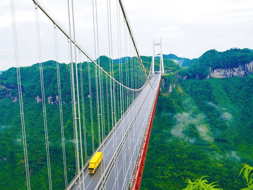 1/ 12 矮寨大桥是中国湖南省湘西土家族苗族自治州境内的高速通道.