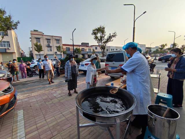 乡村医生何传义熬制中药大锅汤免费为村民发放