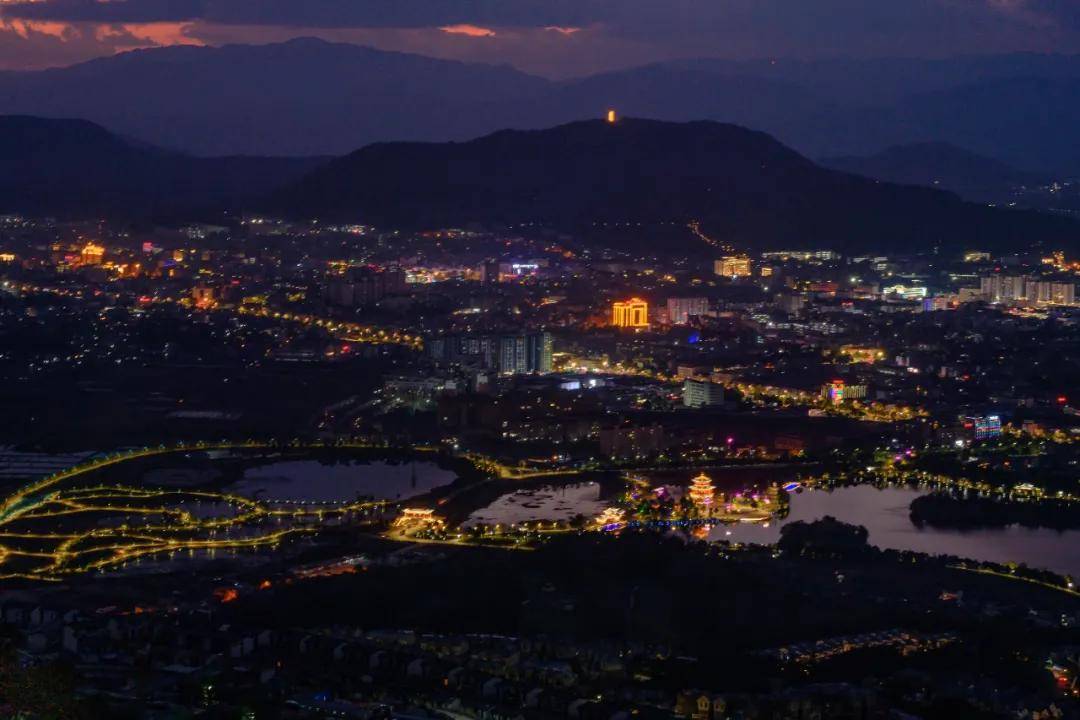 腾冲欢乐湖夜景丨龚德涛