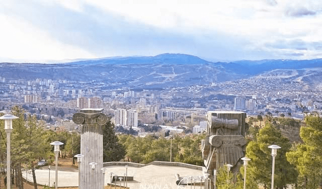 格鲁吉亚首都最神奇的建筑,位于风景优美的山区,也是纪念型建筑