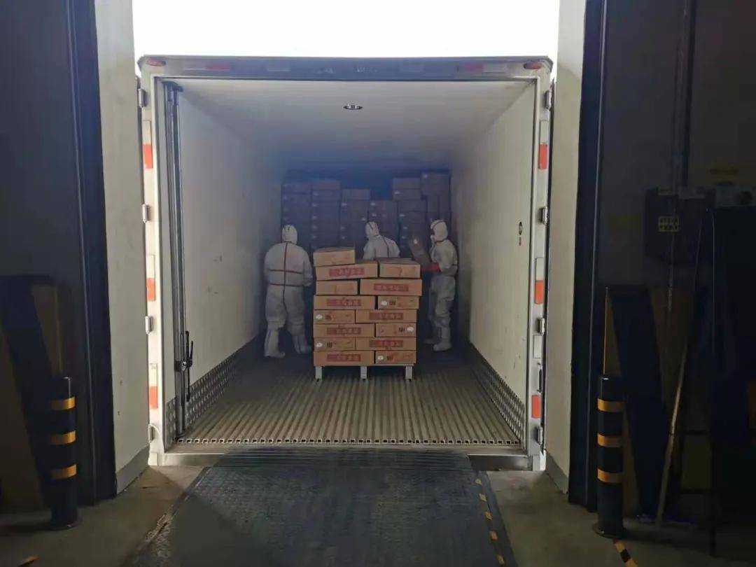 确认货物手续齐全后 仓管人员开始办理入库 并引导车辆停靠在专用通道