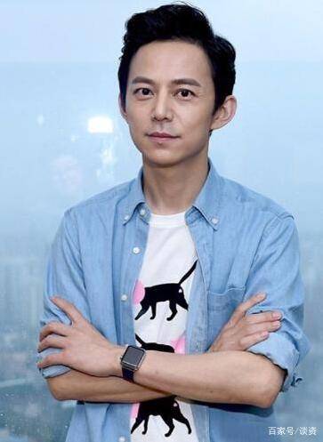 38岁李云迪暴瘦15斤,下巴溜尖脸小两圈堪比整容,竟然撞脸何炅