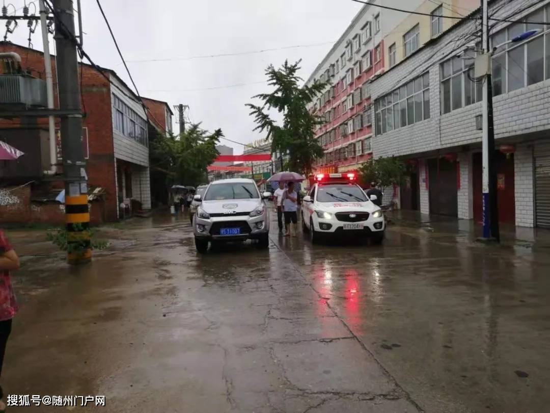 曾都何店镇随县洪山镇随县柳林镇各地抢险救灾,转移被困群众,紧张有序