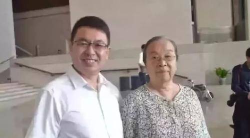 "容嬷嬷"李明启与老伴近照,老两口年过八十,依然恩爱如初