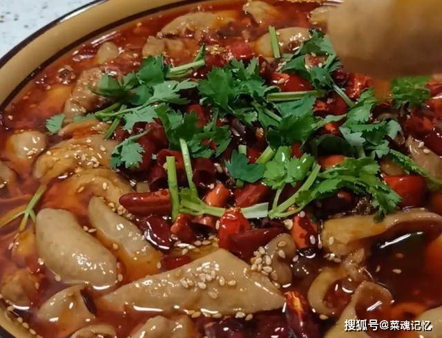 想吃水煮肥肠在家做,比饭店的味道还好吃,香辣爽口,吃的过瘾!