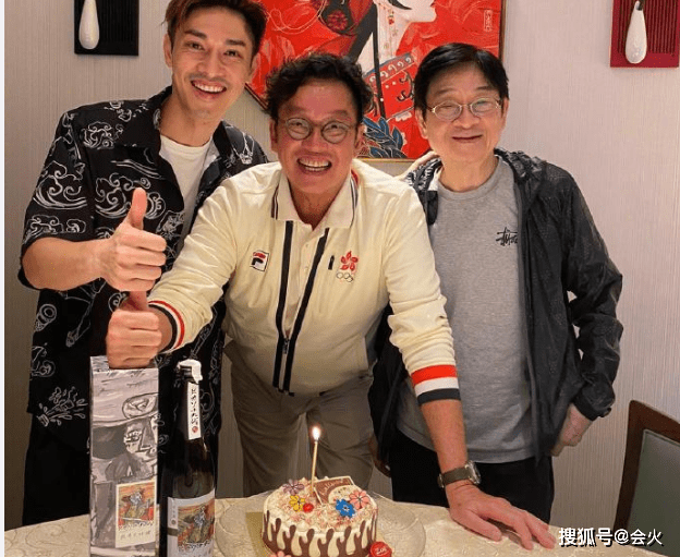 陪同谭咏麟一起过生日的还有关维麟父子俩,据悉谭咏麟与关维麟是熟识
