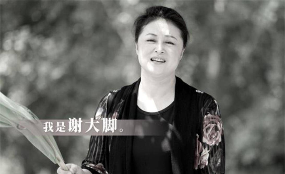 原创于月仙遗体告别仪式举行:家人情绪激动需搀扶,上千民众自发送别