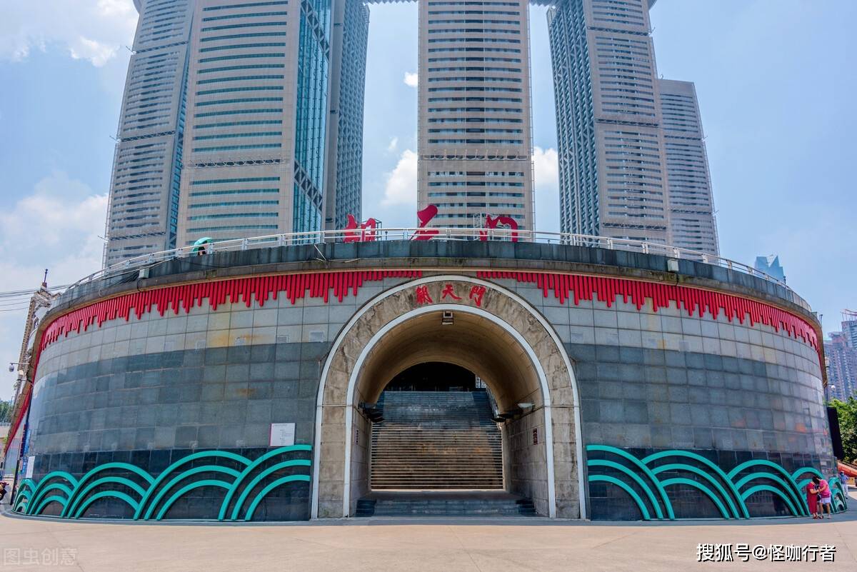 原创240亿打造的重庆新地标,来福士广场真的人气不旺,惨淡经营吗?