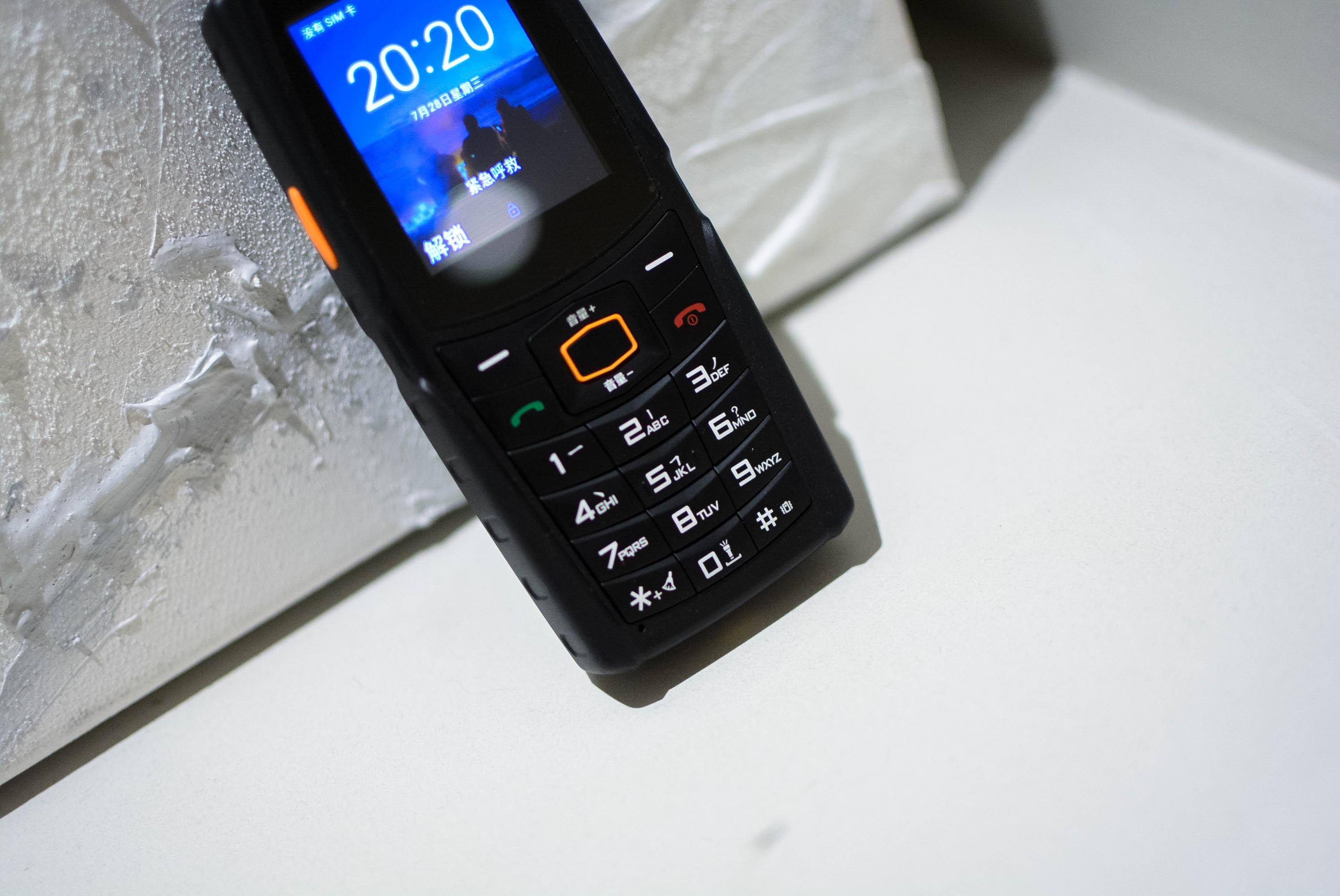 agm重新发布了一款大哥大手机:agm m7,按键 触屏 三防不足600元