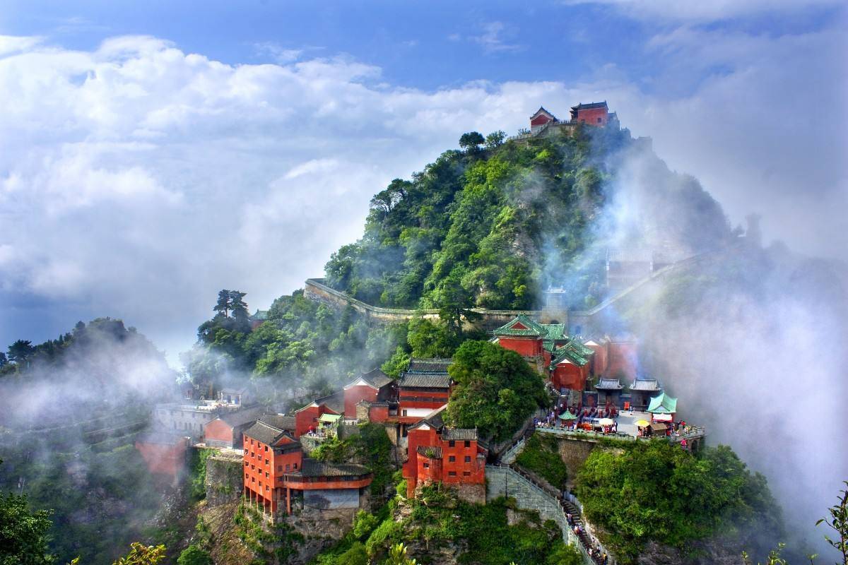 武当山风景区位于湖北省西北部,在丹江口市境内,是中国国家级风景名胜