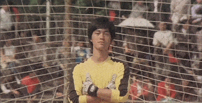 依旧是封闭式格栅,车头中间是特斯拉logo,左右两侧分别是异形前大灯