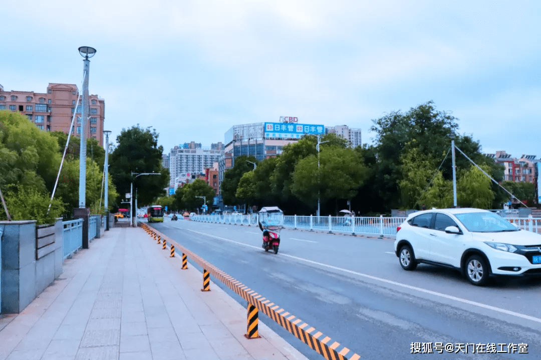 星星大桥的建成,改善新老城区交通,对天门城区经济发展起到较大的促进