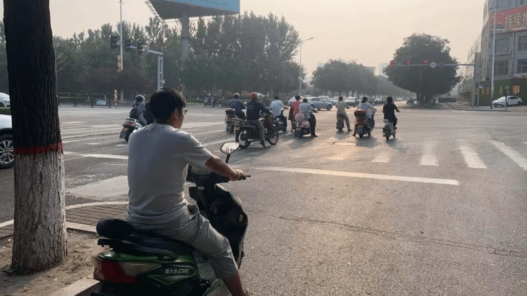 大众路与振兴街十字路口 骑行电动车不戴头盔
