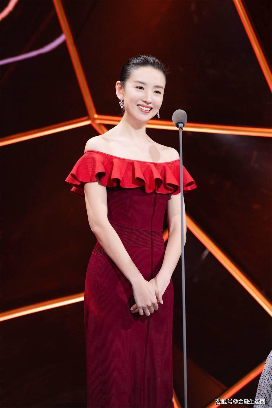 董洁离婚后反而更自信,穿衣风格越来越大胆_吊带装