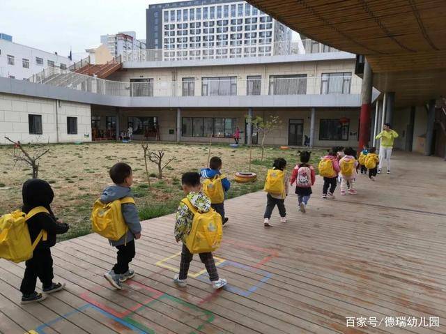 石家庄德瑞幼儿园的孩子放学