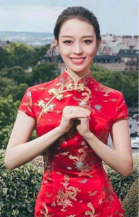 吉娜重回身材巅峰穿紧身旗袍看不见妈妈肚曲线实在太优越