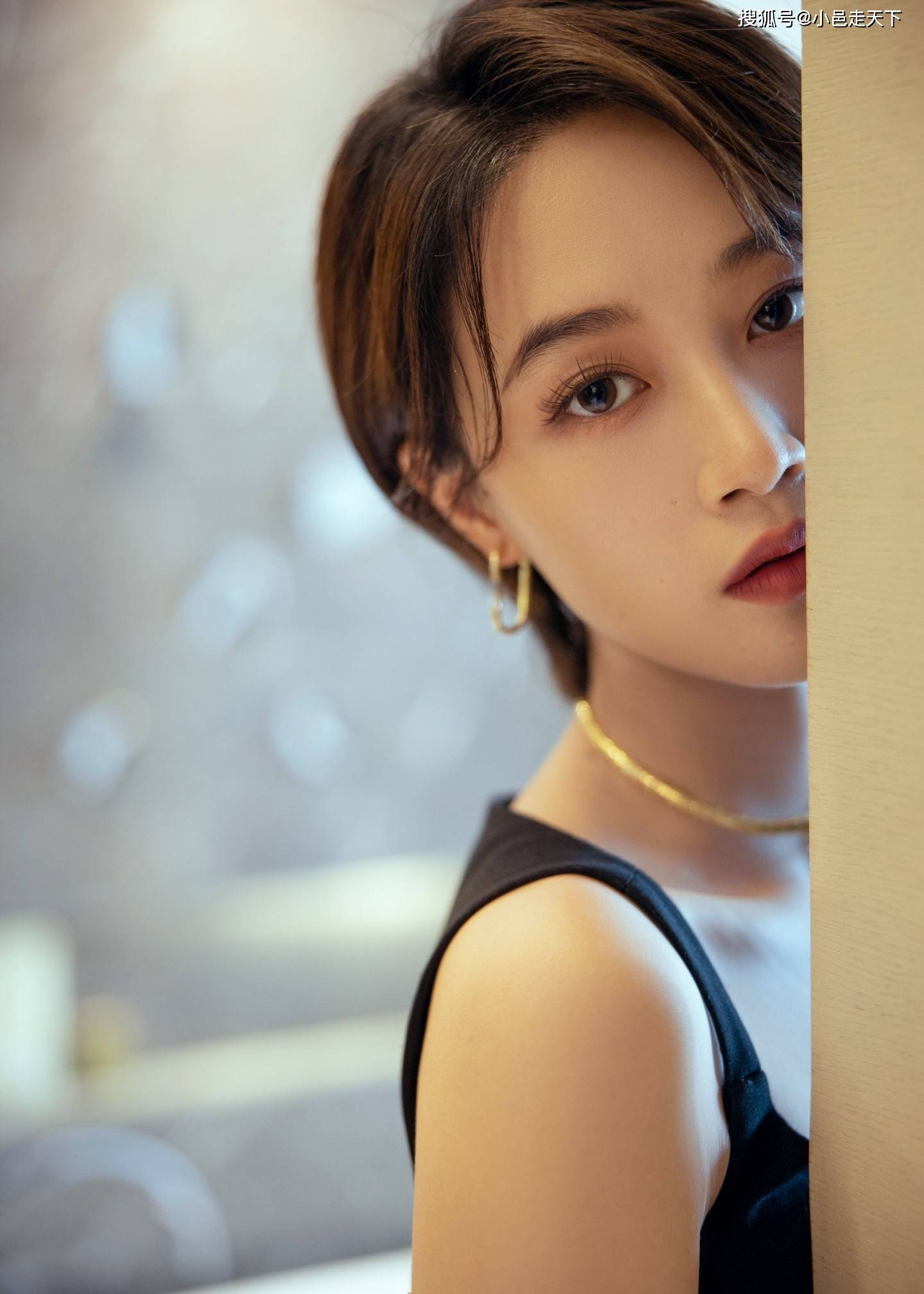 蓝盈莹黑色系香肩性感写真