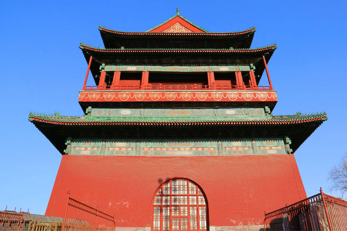 北京市南北中轴线北端的一组古代建筑,是北京标志性建筑之一
