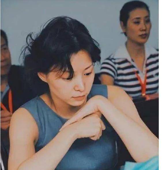 董卿年轻时候的照片被曝光,网友高呼这颜值不当演员可惜了