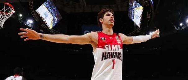 土豪!拉梅洛·鲍尔带钻石牙套,乘坐私人飞机观看nba夏季赛